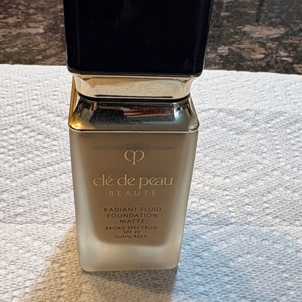cle de peau  Beaute Radiant Fluid Foundation Matte - Cream